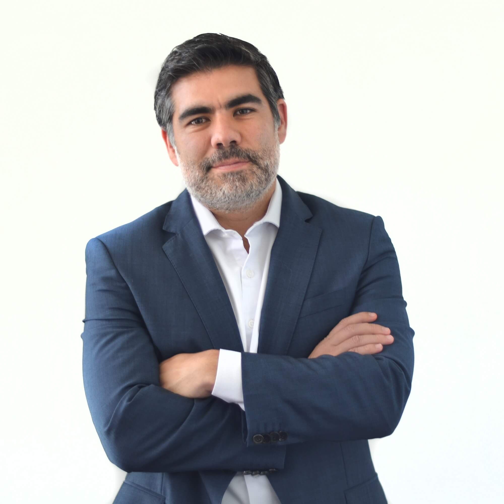 Persona con traje azul, brazos cruzados.