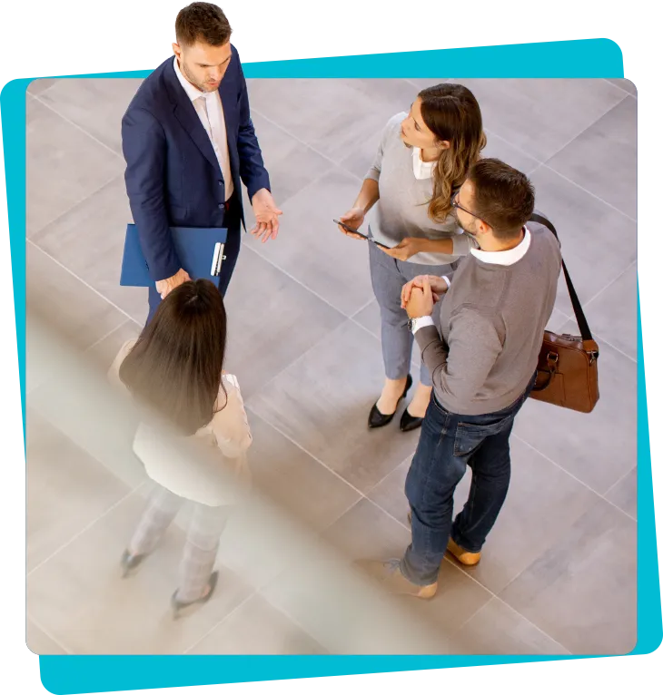 Talent Trends 2026 : Imagen que muestra a un grupo de personas reuniéndose con vestimenta profesional