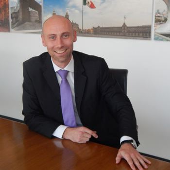 Persona con traje y corbata en una oficina.