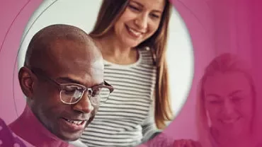 Personas trabajando juntas frente a una computadora.