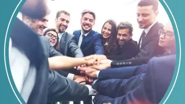 Personas uniendo sus manos en señal de trabajo en equipo.