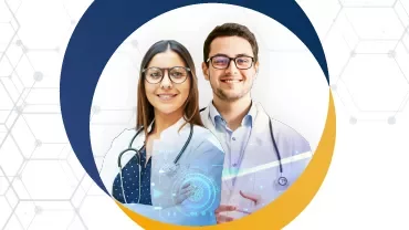 Dos personas vestidas con ropa médica y sonriendo.