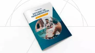 Portada de un informe titulado Estudio de Remuneración con personas discutiendo en una mesa.