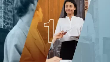 Persona entregando documentos en una oficina.