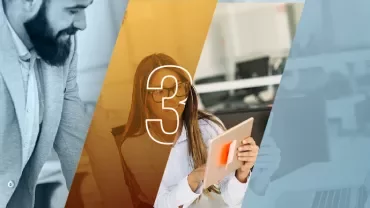 Persona sonriendo y trabajando en una oficina moderna.