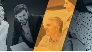 Personas en una reunión de trabajo, conversando y sonriendo.