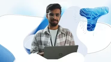 Persona trabajando con computadora