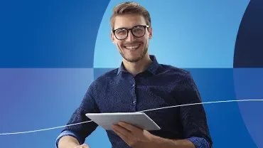 persona trabajando con computadora