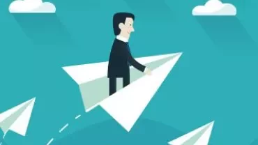 Persona sobre un avión de papel en un cielo azul