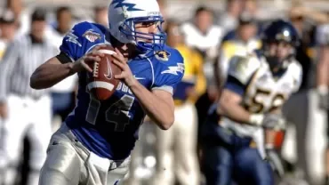 Jugador de fútbol americano a punto de lanzar el balón.