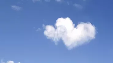 Nube con forma de corazón en un cielo azul.