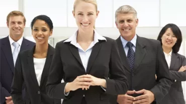 Grupo de profesionales sonrientes en trajes de negocios