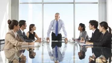 Reunión de negocios en una sala de conferencias con ventana grande.