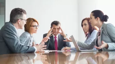 Personas en una reunión de negocios concentradas en discutir.