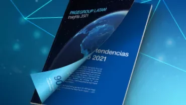 Revista digital sobre tendencias laborales para 2021 con fondo azul y mapa 3D.