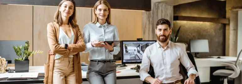 Equipo de trabajo en oficina moderna con computadoras.
