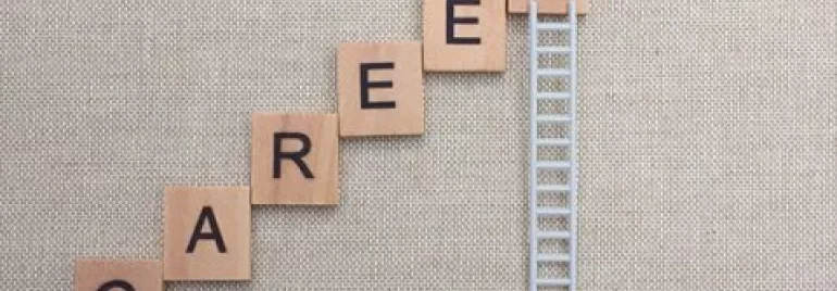 Palabra Career escrita con bloques, y una escalera que asciende sobre dichos bloques