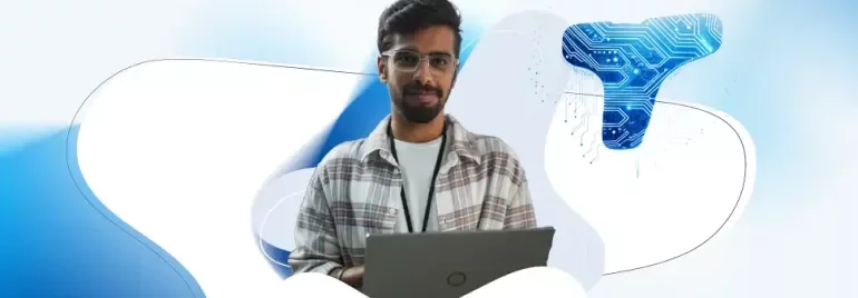 Persona trabajando con computadora