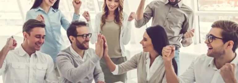 Grupo de personas celebrando en una oficina.