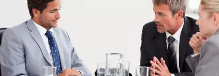 Grupo de personas en una reunión de negocios en una sala de conferencias.