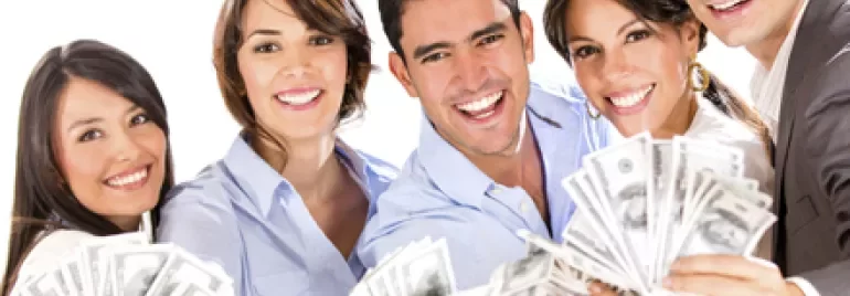 Grupo de personas sonriendo mientras sostienen billetes.