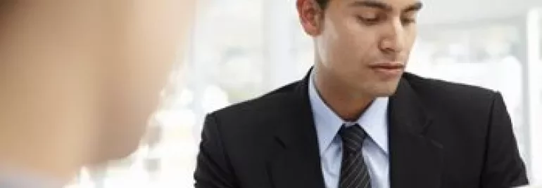 Persona mirando un documento en una oficina.