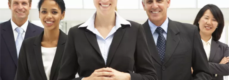 Grupo de profesionales sonrientes en trajes de negocios