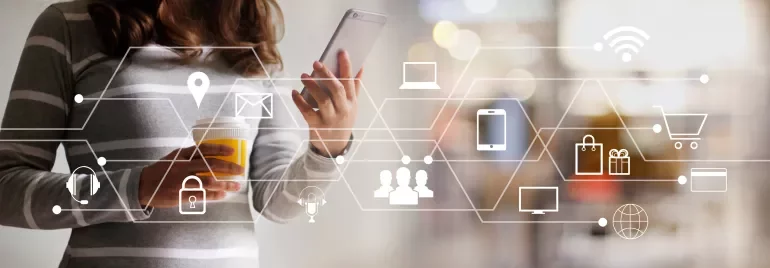 Persona usando un smartphone con iconos digitales flotando alrededor.