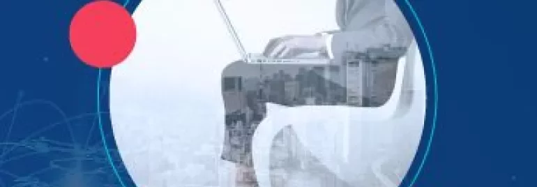 Persona usando una laptop con la ciudad de fondo