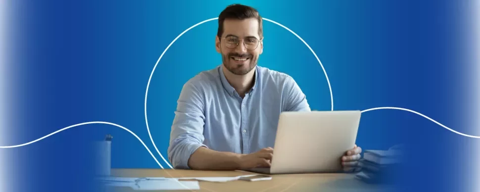 hombre con un estudio en su mano