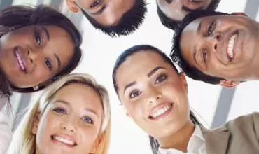 Grupo de personas viendo hacia la cámara desde arriba.