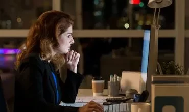 Persona trabajando en una computadora por la noche.