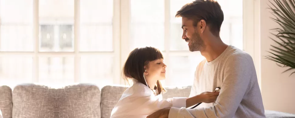 padre e hija jugando