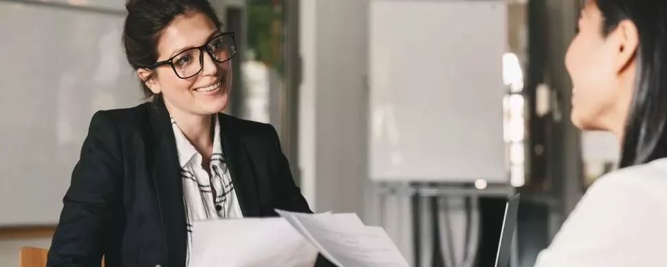 Persona en entrevista de trabajo, sonriendo.