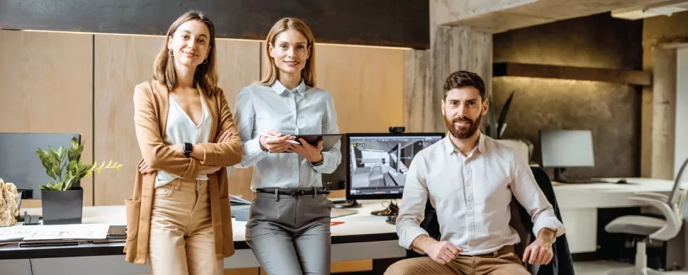Equipo de trabajo en oficina moderna con computadoras.