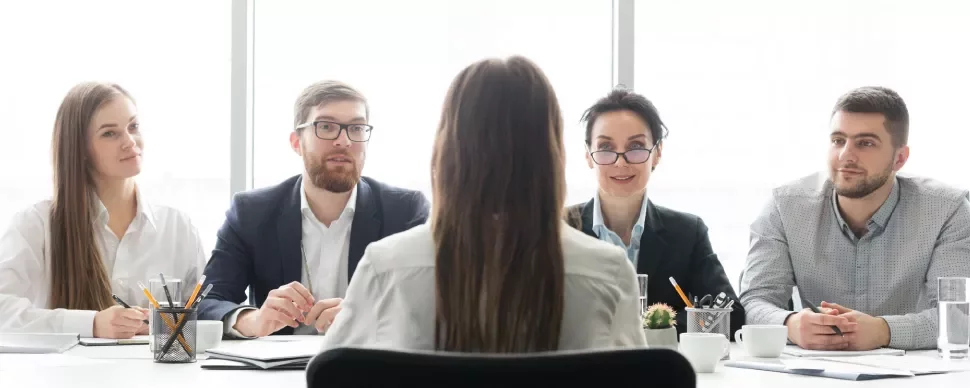 Grupo de personas en una reunión de oficina.