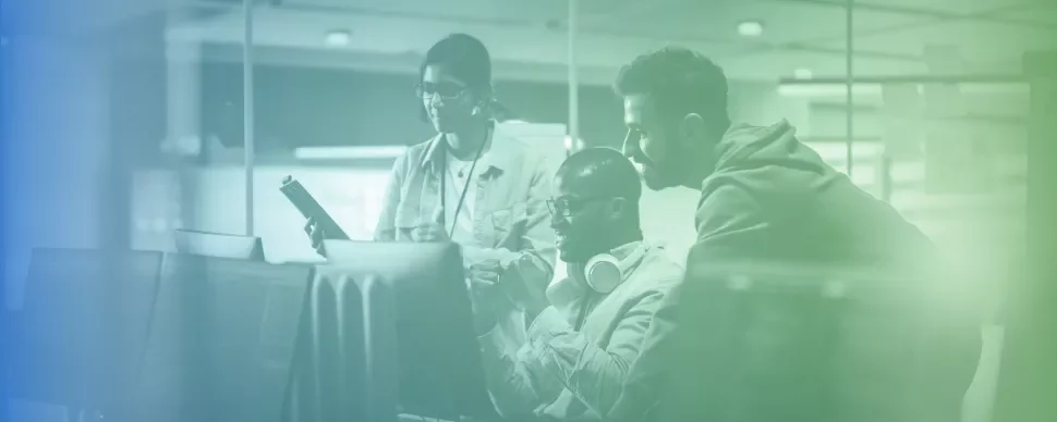 Grupo de personas trabajando en una oficina moderna.