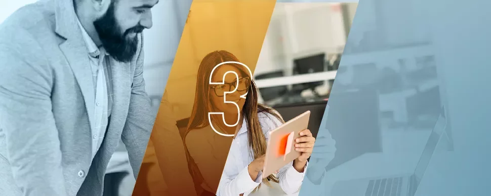Persona sonriendo y trabajando en una oficina moderna.