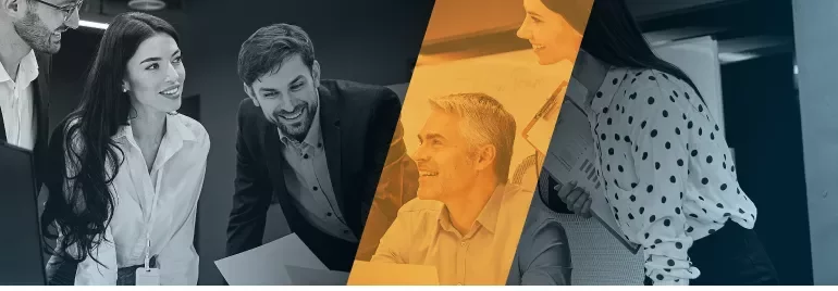 Personas en una reunión de trabajo, conversando y sonriendo.