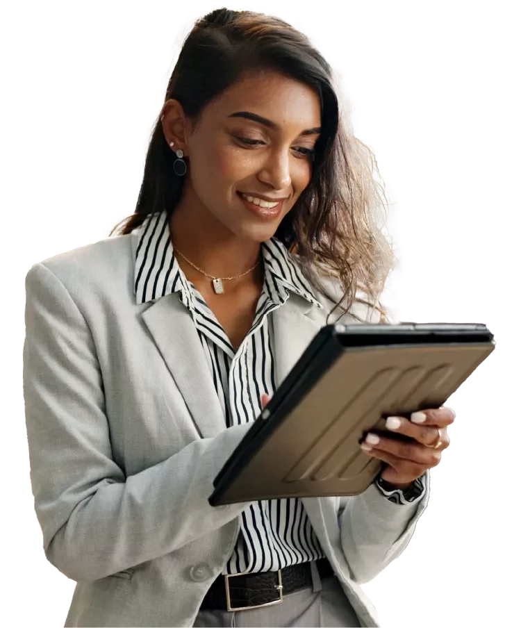 Profesional trabajando en computadora portátil y atendiendo una llamada telefónica.