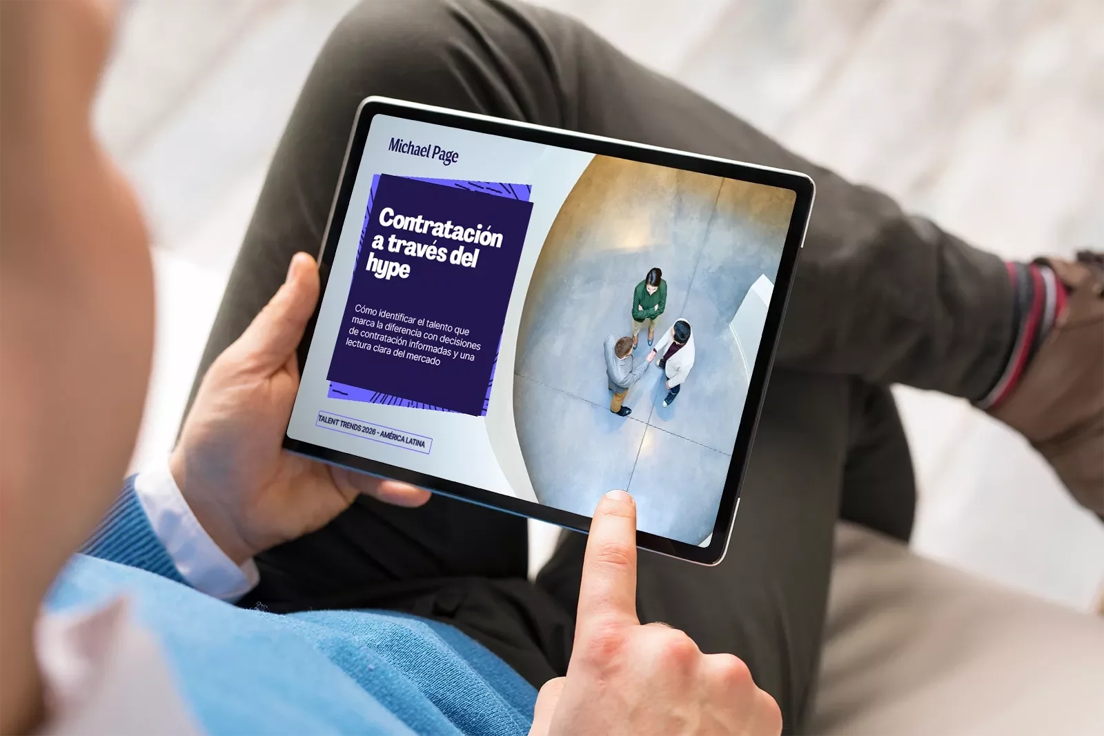 Persona sosteniendo una tablet con “Contratación más allá del hype”.