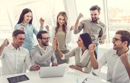 Grupo de personas celebrando en una oficina.