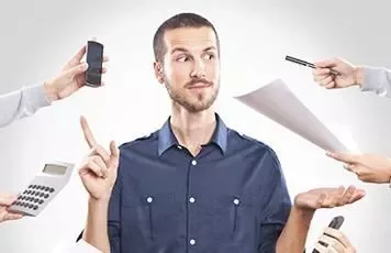 Persona rodeada de manos sosteniendo objetos de trabajo.