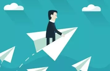 Persona sobre un avión de papel en un cielo azul