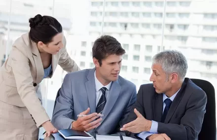Personas discutiendo en una reunión de negocios.