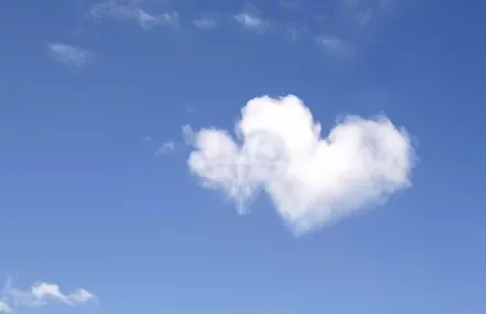 Nube con forma de corazón en un cielo azul.