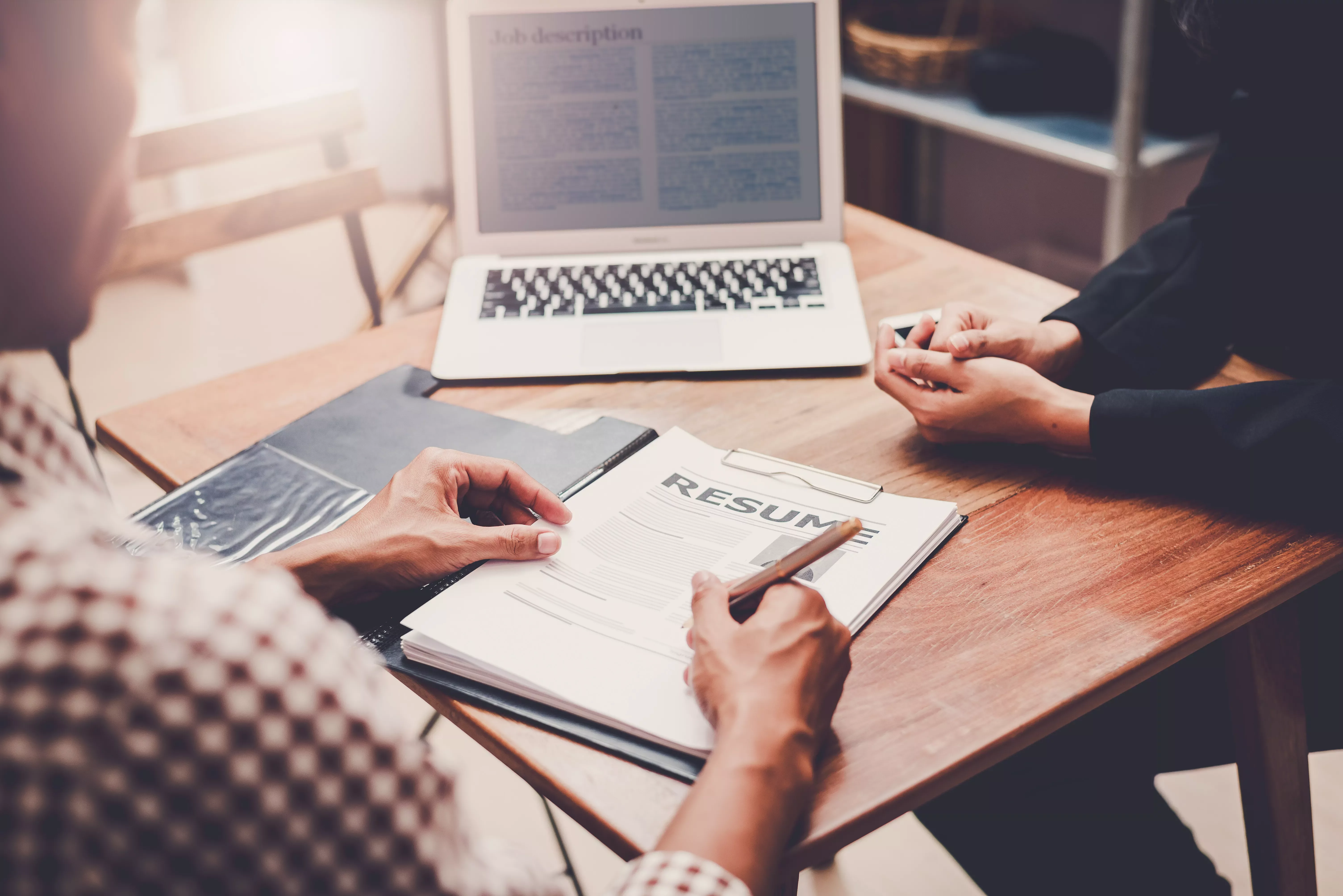 Entrevista de trabajo con currículum sobre la mesa