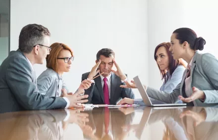 Personas en una reunión de negocios concentradas en discutir.