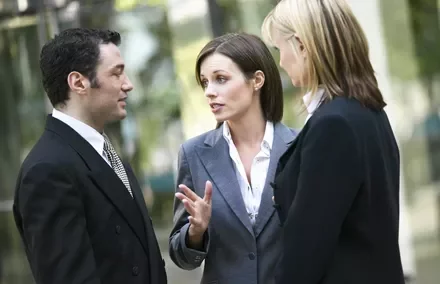 Personas discutiendo en un entorno de oficina.