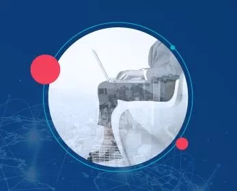 Persona usando una laptop con la ciudad de fondo